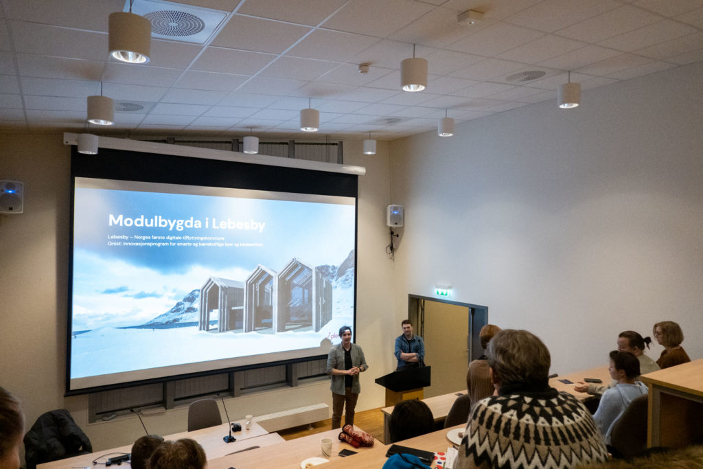 foto av plenum som presenterer modulbygda i kommunestyresalen i kjøllefjord