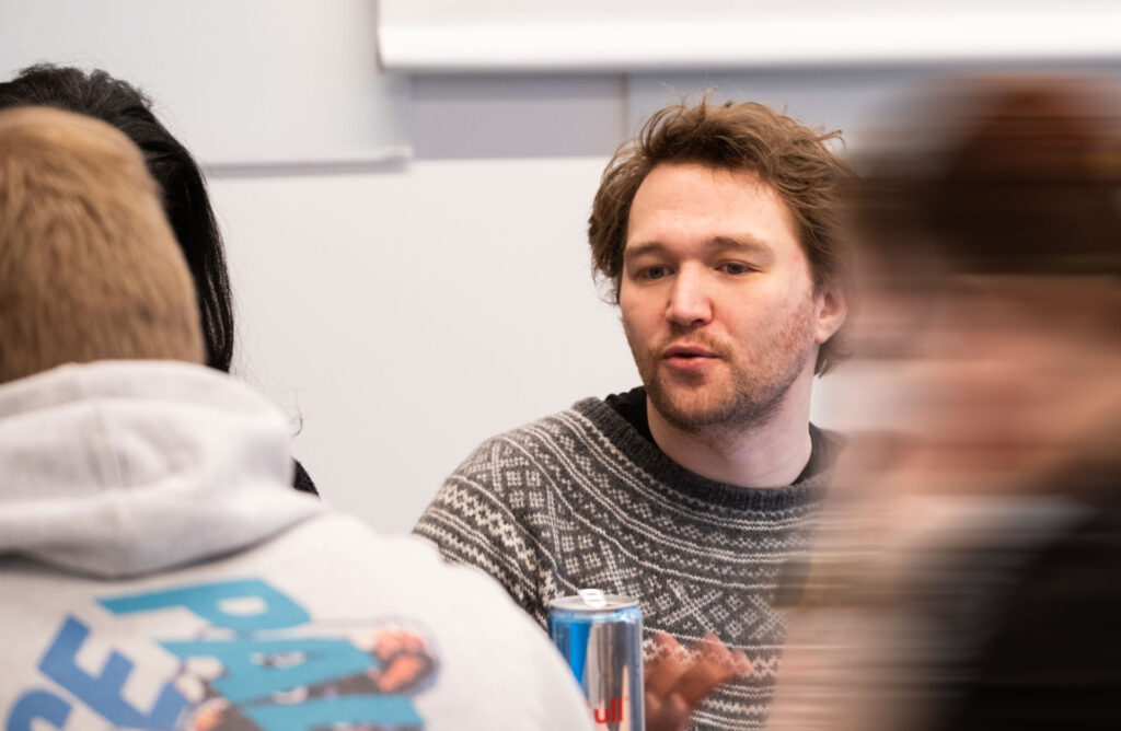 Tjenestedesigner Eivind Reibo jentoft veileder studenter ved Ergoterapi i Tromsø.