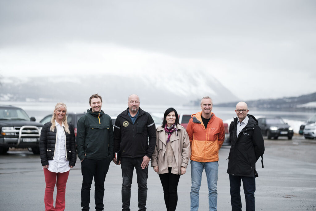Styringsgruppen og tjenestedesignteamet ute på parkeringsplassen til TINE i Balsfjord