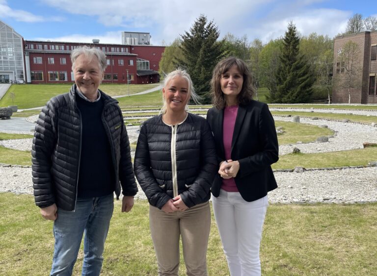 tre mennesker på Universitetet i Tromsøs campus