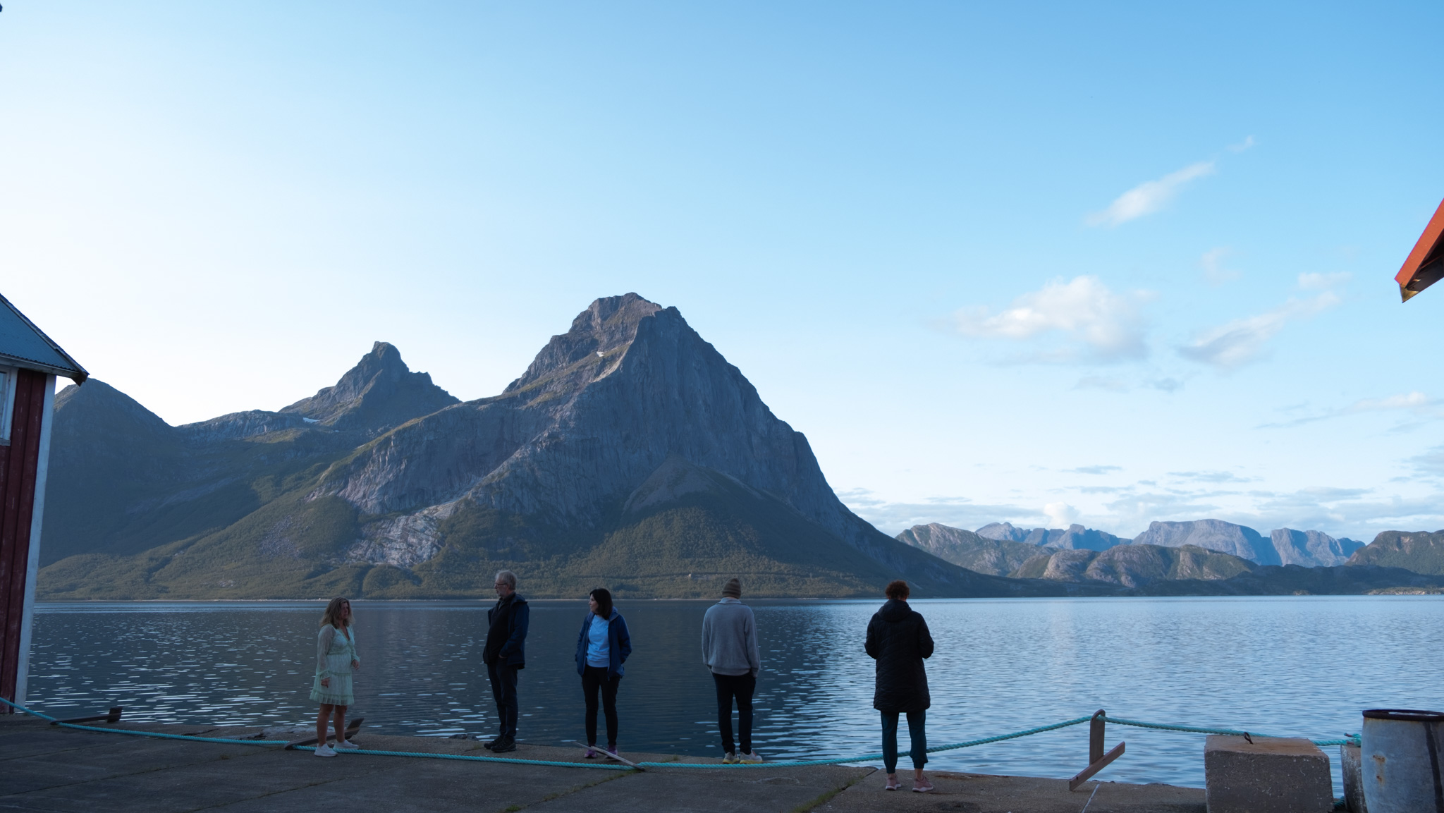 5 mennesker står med bryggen på Myken i Rødøy kommune.